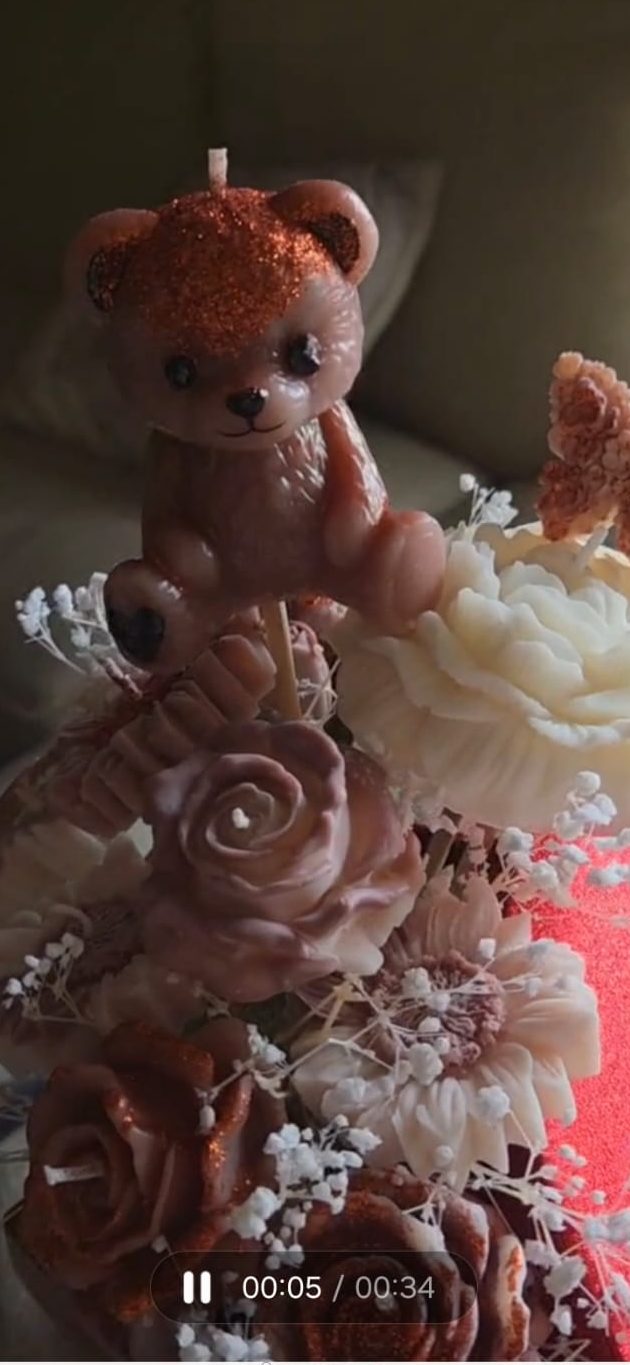 “Bouquet artesanal con flores y detalles decorativos, creado por LicetBloom.”